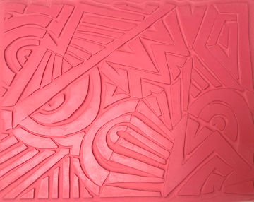 Detail of a textured pink clay slab featuring geometric patterns, ideal for sculpting and pottery decoration techniques.
